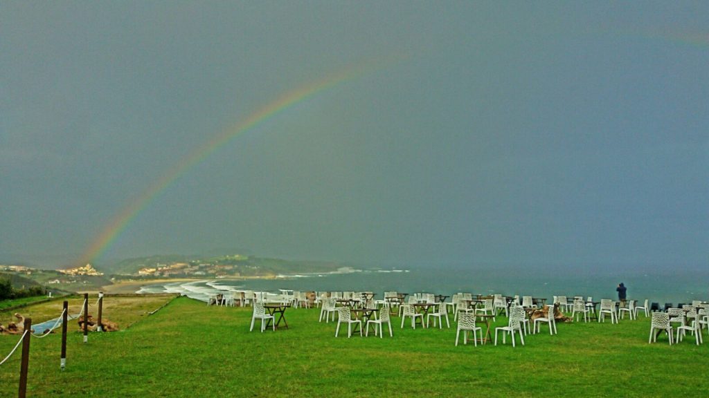 Arcoíris sobre la costa